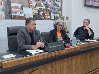 Presidente da ANEP, Manuela Lemos, ao lado do presidente da Câmara Municipal, Carlos Alberto Feltrin, e do vereador Altair Reis