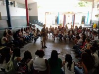 Psicólogo Ricardo Tomazini, durante atividade roda de conversa, com alunos em Penápolis