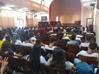 Psicólogo Ricardo Tomazini, durante atividade roda de conversa, com alunos em Penápolis