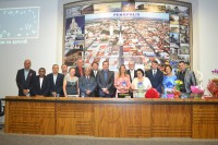 Ao centro,  Márcia Franzo e  Adriana Cândida com vereadores, vice-prefeito  Feltrin, secretária  de Educação, Neide Assami e o presidente do Conselho de Educação, Francisco