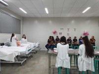 Discentes da turma II do curso de Medicina da Funepe passaram informações importantes para o grupo de mulheres