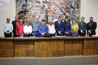 Ao centro, Dr. Paulo Gil Katsuda com vereadores da Câmara na campanha Outubro Rosa