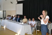 Presidente da Feapaes, Cristiany de Castro, discursa durante entrega de cadeiras