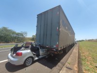 Carro ficou prensado na traseira do caminhão tipo carreta