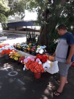 Luís Antonio, que atua no ramo de flores há 4 anos, sendo no cemitério a primeira vez.