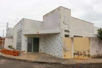 Fachada da Emei Jardim Brasília visivelmente deteriorada