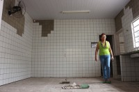 Secretária de Educação, Neide Ferlin, confere as obras que são feitas na Emei Jardim Brasília