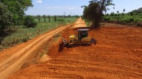 Trabalho contempla a quebra dos barrancos e o levantamento da pista, recuperando o nível