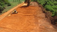 Trabalho contempla a quebra dos barrancos e o levantamento da pista, recuperando o nível