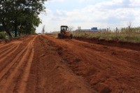 Máquinas preparam o solo para a implantação de guias e sarjetas e posteriormente, pavimentação asfáltica