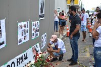 Flores, rosas, faixas e cartazes foram deixados no local