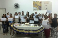 Participantes do curso de confeitaria básica recebem certificados