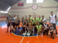 Equipes durante a premiação do 1º Open de Vôlei feminino Clube Penapolense