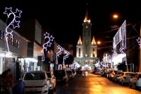 Rua São Francisco ficou toda iluminada com a decoração natalina