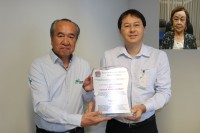 Vereador Rubinho com o diretor industrial Shinji Futatsugi, representante da senhora Motoko no recebimento do título