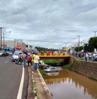 Populares desviraram o Palio para socorrer as vítimas do acidente ocorrido em Lins