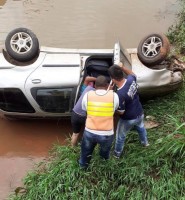 Populares desviraram o Palio para socorrer as vítimas do acidente ocorrido em Lins