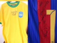 Camisa da seleção brasileira de Pelé e detalhe do autógrafo de Neymar na camisa do Barcelona