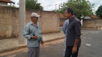 Feltrin conversa com os moradores do bairro sobre o recapeamento asfáltico que será realizado