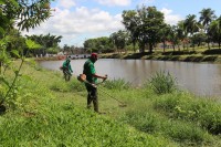 Equipe executa o trabalho de limpeza das margens do córrego Santa Leonor