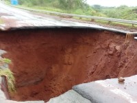 Pista desmoronou no km 258 e um carro foi parar no canteiro da Rondon