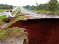 Pista desmoronou no km 258 e um carro foi parar no canteiro da Rondon