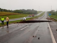 Pista desmoronou no km 258 e um carro foi parar no canteiro da Rondon