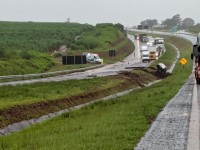 Pista desmoronou no km 258 e um carro foi parar no canteiro da Rondon