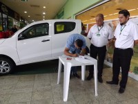 Wesley recebe chaves e documentação do veículo das mãos do gerente da loja, Marcos Araújo, e do supervisor Murilo Matsumoto