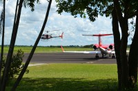 Helicóptero Águia chega ao aeroporto Dr. Ramalho Franco, em Penápolis