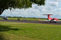 Equipes na pista do aeroporto Dr. Ramalho Franco, em Penápolis