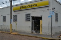 Explosão destruiu agência do Banco do Brasil em Avanhandava durante a madrugada