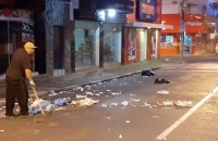 Lixo ficou todo espalhado pela rua; autor tentou se esconder atrás de uma árvore