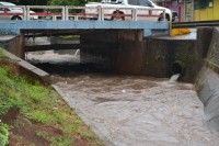 Córrego Maria Chica, que corta o município, transbordou em janeiro com as chuvas