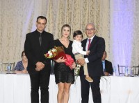 Roberto Egreja, ao lado a esposa e filho, e do vereador Ricardo Trombini