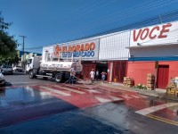 A limpeza também foi feita na frente dos supermercados da cidade