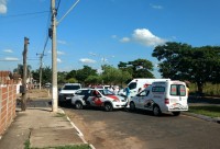 Jovem estava com uma bicicleta elétrica quando colidiu contra o ônibus