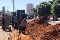 Colocação de tubos da rede de galerias está sendo executada na rua Augusto Pereira de Moraes e avenida Olsen