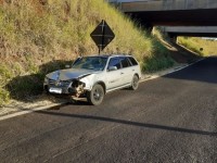 Carro foi abandonado às margens da rodovia e condutor fugiu