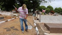 Cemitérios são preparados com limpeza geral e pintura de guias