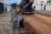 Novas sarjetas também foram construídas; investimento para as obras é de R$ 1,5 milhão