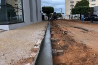 Novas sarjetas também foram construídas; investimento para as obras é de R$ 1,5 milhão