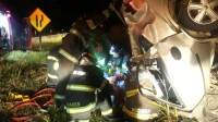 Bombeiros resgatam motorista que ficou preso às ferragens do veículo com o capotamento