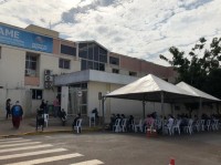 Foram instaladas tendas na frente do ambulatórios para recepcionar os pacientes e acompanhantes