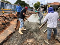 Equipe trabalha na construção da bacia na avenida São José, no cruzamento com a Altino Vaz de Mello