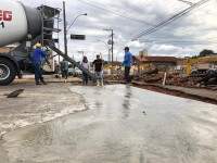 Equipe trabalha na construção da bacia na avenida São José, no cruzamento com a Altino Vaz de Mello