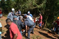 Momento em que condutor é resgatado pelos bombeiros e por populares