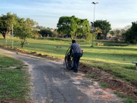 Equipe já construiu algumas caixas de passagens e atualmente trabalha na instalação de postes e cabeamento pelo parque