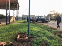 Equipe já construiu algumas caixas de passagens e atualmente trabalha na instalação de postes e cabeamento pelo parque