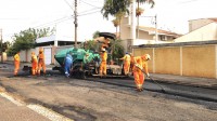 Rua dos Faveiros foi recapeada no trecho entre a avenida dos Ipês e avenida das Palmeiras